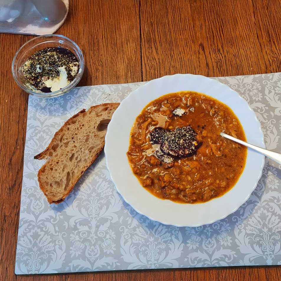 Golaž-iz-lisičk-in-smetane-z-bučnim-oljem-in-bučnimi-semeni