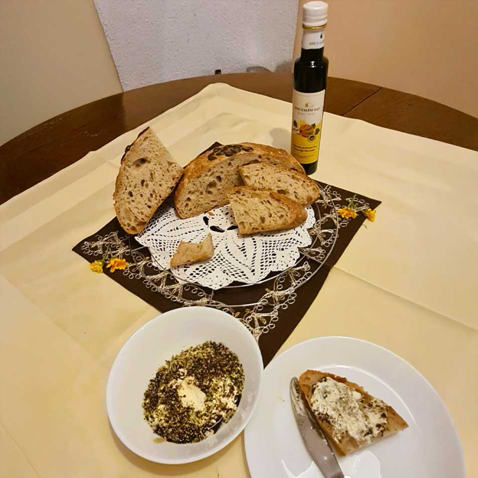 Kruh-z-drožmi-z-bučno-moko-in-bučnimi-semeni